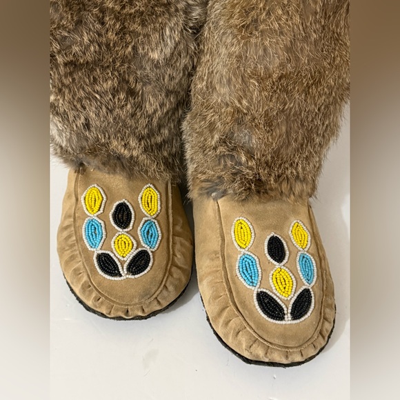 All Leather and Fur with Bead Toe Mukluks - Size Ladies 8 - Picture 6 of 13
